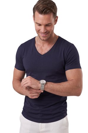 RizzUP Lacivert Erkek Slim Fit Derin V Yaka Basic Tişört %90 Pamuk Likralı Asimetrik Kesim 2602265