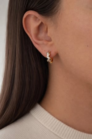 Çelik Gold Serpme Kırık Taşlı Minimal Virelle Halka Küpe -kararma yapmaz-