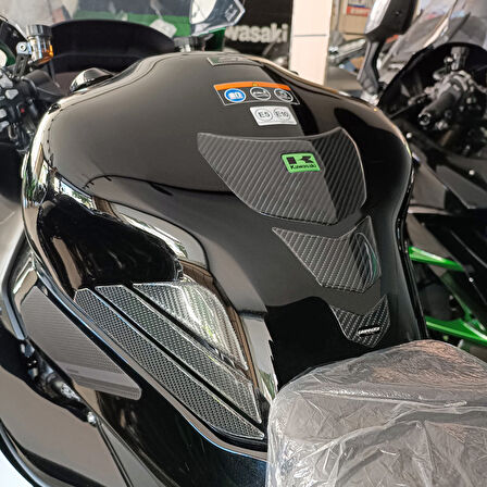 Kawasaki H2-SX 2025 ile Uyumlu Kaydırmaz 6D Karbon 13 Parça Tank Pad Seti GC49