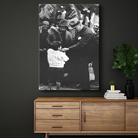 Çocuklarla Atatürk - Şapkalı Tarihi Anı Kanvas Tablo