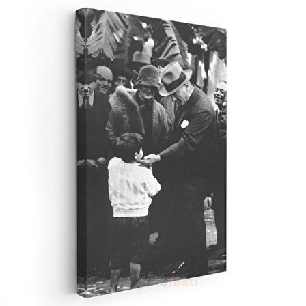 Çocuklarla Atatürk - Şapkalı Tarihi Anı Kanvas Tablo