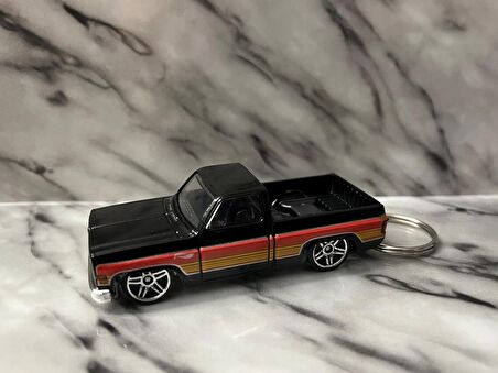 Hot Wheels 83 Chevy Silverado 1:64 - HKJ06