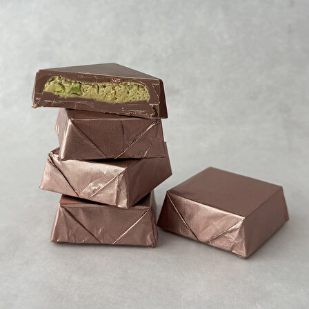 Çıtır Kadayıflı Antep Fıstığı Dolgulu Sütlü 16x20gr Sargılı Kare Çikolata 320gr (Dubai Çikolatası)