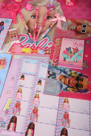x Dekomus Lisanslı Barbie 36 Parça Hobi & Kırtasiye Seti Cetvel,Makas,Geçmeli Kalem,Boyama Seti