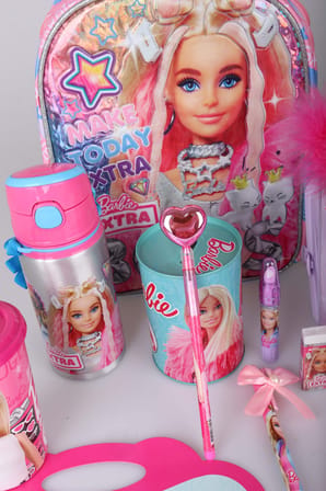 x Dekomus Lisanslı Barbie Extra Glam Collection Kırtasiye ve Hobi Seti Tek Bölmeli Küçük Boy 35 Cm Anaokul Çantası,500 ML Matara,Uçlu Kalem,Kumbara Seti