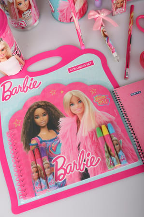 x Dekomus Lisanslı Barbie Extra Glam Collection Kırtasiye ve Hobi Seti Tek Bölmeli Küçük Boy 35 Cm Anaokul Çantası,500 ML Matara,Uçlu Kalem,Kumbara Seti
