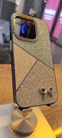 İPHone 15 Pro Max Uyumlu Taşlı Kurdele Figürlü Karbon Kılıf Darbe Korumalı Kapak