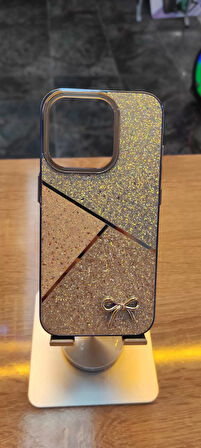 İPHone 15 Pro Max Uyumlu Taşlı Kurdele Figürlü Karbon Kılıf Darbe Korumalı Kapak
