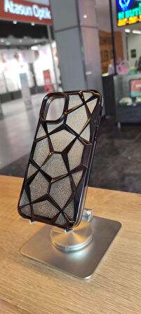 İPhone 12 / 12 Pro Uyumlu Taşlı Baklava Desenli Karbon Kapak Hologramlı Darbe Korumalı Kılıf