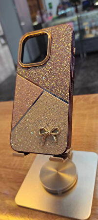İPHone 15 Pro Uyumlu Taşlı Kurdele Figürlü Karbon Kılıf Darbe Korumalı Kapak