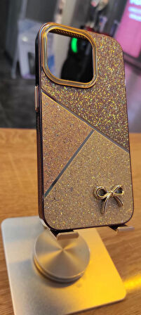 İPHone 15 Pro Uyumlu Taşlı Kurdele Figürlü Karbon Kılıf Darbe Korumalı Kapak