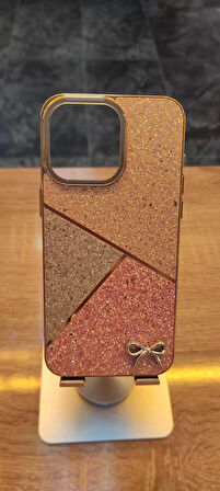 İPHone 16 Pro Uyumlu Taşlı Kurdele Figürlü Karbon Kılıf Darbe Korumalı Kapak