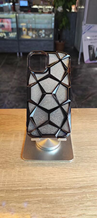 İPhone 15 Uyumlu Taşlı Baklava Desenli Karbon Kapak Hologramlı Darbe Korumalı Kılıf