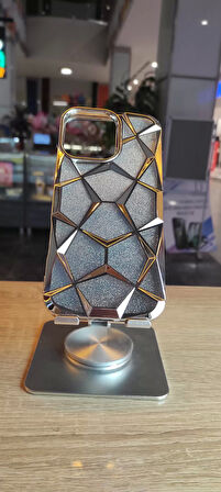 İPhone 15 Pro Max Uyumlu Taşlı Baklava Desenli Karbon Kapak Hologramlı Darbe Korumalı Kılıf