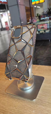 İPhone 15 Uyumlu Taşlı Baklava Desenli Karbon Kapak Hologramlı Darbe Korumalı Kılıf