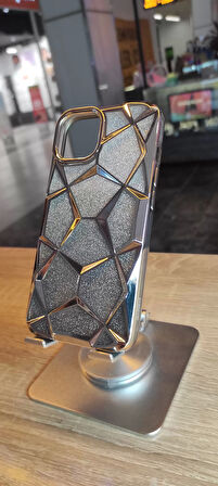 İPhone 15 Uyumlu Taşlı Baklava Desenli Karbon Kapak Hologramlı Darbe Korumalı Kılıf
