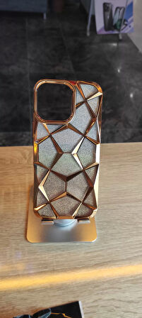 İPhone 14 Pro Max Uyumlu Taşlı Baklava Desenli Karbon Kapak Hologramlı Darbe Korumalı Kılıf