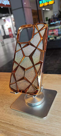 İPhone 14 Pro Max Uyumlu Taşlı Baklava Desenli Karbon Kapak Hologramlı Darbe Korumalı Kılıf