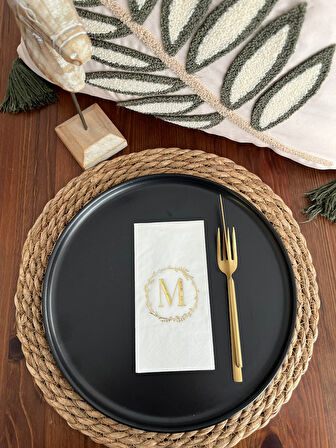 Gold Yaldızlı Beyaz Çelenkli M Harfi Garson Peçete 16 Adet