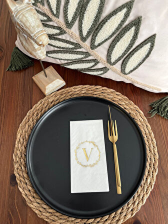 Gold Yaldızlı Beyaz Çelenkli V Harfi Garson Peçete 16 Adet