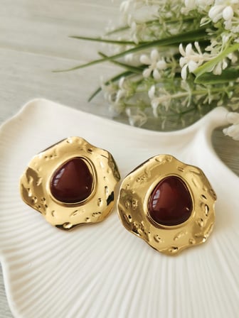 Kırmızı Damla Taşlı Gold Çerçeveli Küpe