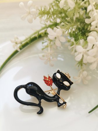 Şapkalı Siyah Kedi Figürlü Kırmızı Gül Detaylı Broş 