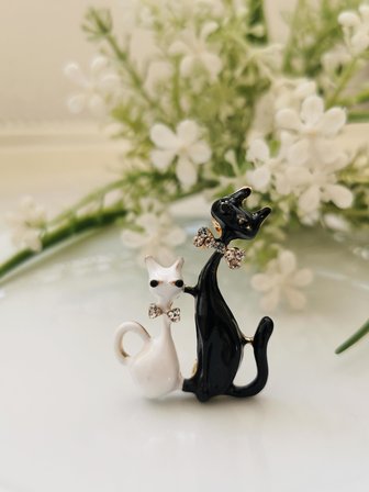 Papyonlu Beyaz Kedi Kara Kedi Broş