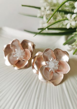 Somon Rengi Kristal Taş Detaylı Katmanlı Çiçek Model Çelik Küpe 3,5x3,5 cm