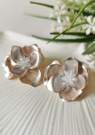 Pudra Rengi Kristal Taş Detaylı Katmanlı Çiçek Model Çelik Küpe 3,5x3,5 cm