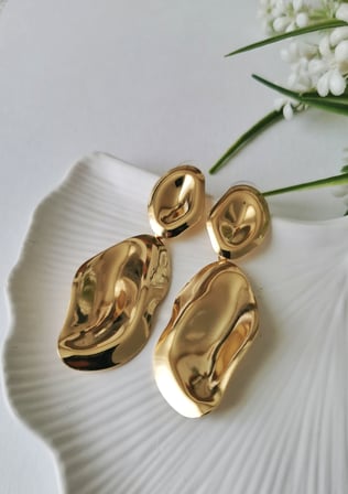 Akış Form Sallantılı Gold Çelik Küpe