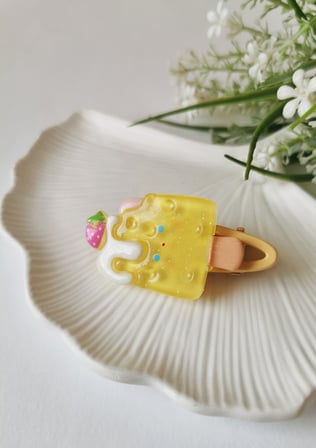 Çilek Detaylı Sarı Sevimli Dondurma Figürlü Çocuk Tokası 6 x 3 cm
