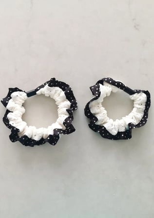 Çiftli Mini Puantiyeli Fırfır Detaylı Lastik Toka Krem