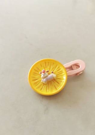Meyve Detaylı Sevimli Hayvancık Figürlü Çocuk Tokası 6x4 cm Sarı Pembe