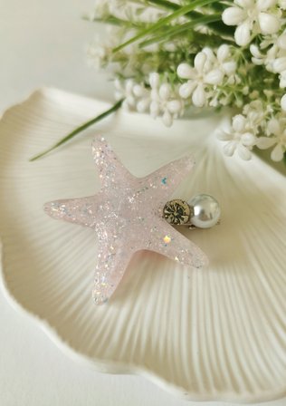 Işıltılı Açık Pembe Taş ve İnci Detaylı Pensli Deniz Yıldızı Toka 5,5x5,5 cm