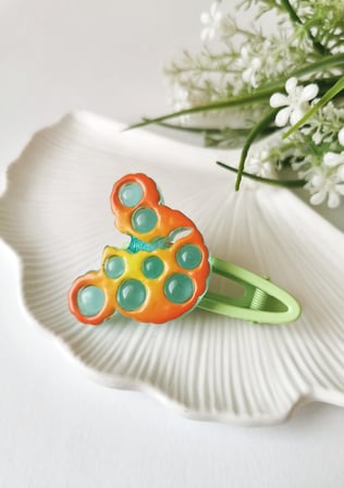 Renkli Sevimli Figür Detaylı Yeşil Pensli Çocuk Tokası 6 x 4,5 cm