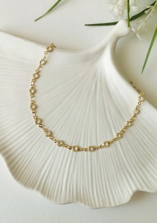 Beyaz Çiçek Taş Detaylı Gold Çelik Halhal 23+5 cm