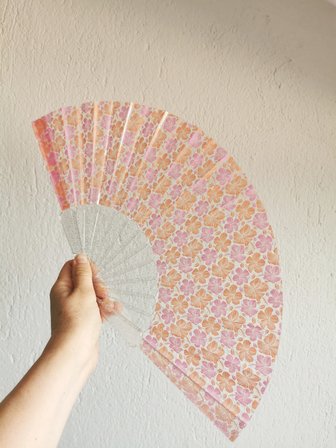 Turuncu Pembe Minik Çiçek Desenli Simli Şeffaf Pleksi El Yelpazesi | Katlanabilir Yazlık Yelpaze