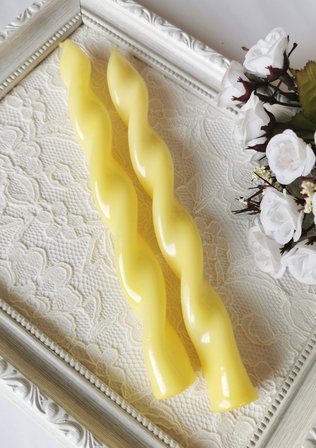 Sarı Burgu Formlu Dekoratif Şamdan Mumu 2'li Set 21 cm