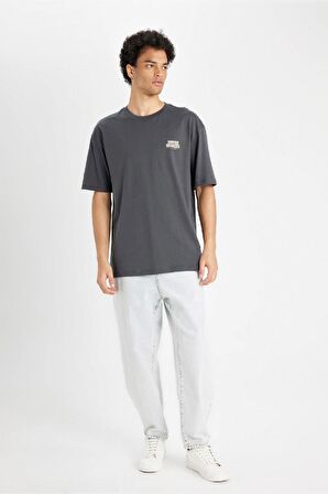 DeFacto %100 Pamuk Comfort Regular Fit Rahat Kesim Bisiklet Yaka Sırt Baskılı Kısa Kollu Tişört B4370AX24AUAR231