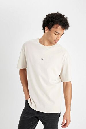 DeFacto Comfort Regular Fit Rahat Kesim Bisiklet Yaka Sırt Baskılı Pamuklu Kısa Kollu Tişört C6142AX24AUBG757