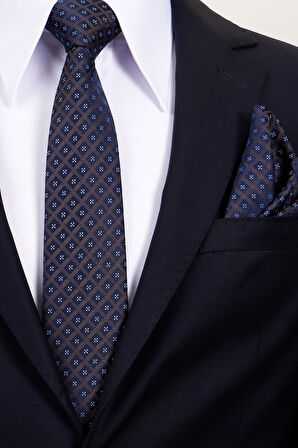 Esgue 8 Cm Hand Made Lacivert Kahverengi Desenli Kravat Mendil & Kol Düğmesi Hediye Seti HSET:117