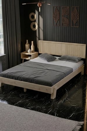 Ebruli̇ Model Dikey Başlıklı Masif Ahşap Karyola ve 2 Adet Komodin Kolay Kurulum Fırınlanmış İthal Sibirya Çamı 90x190 Yatak Uyumlu 2 Adet Komodin