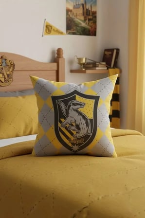 Harry Potter Lisanslı Hufflepuff Yastık – Yumuşak Dokulu Dekoratif Ev ve Koleksiyon Yastığı