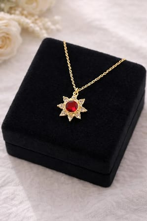 Taşlı Şık Altın Rengi Bijuteri Yıldız Kolye