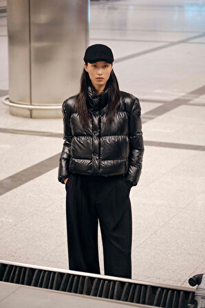 Erkek Siyah Standart Fit Normal Kesim Dik Yaka Su Ve Soğuk Geçirmez Isı Tutucu Parlak Mont