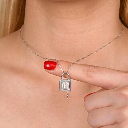 Zirkon Taşlı Pırlanta Montür Gümüş Rengi Kaplama Anahtarlı Kilit M Harfi Gümüş Kolye