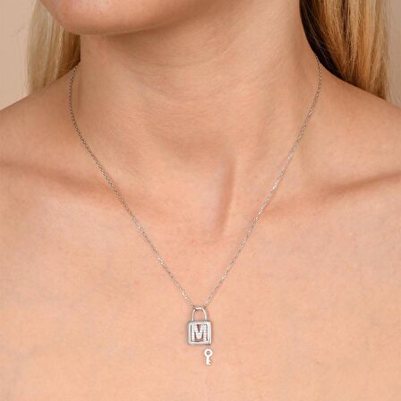 Zirkon Taşlı Pırlanta Montür Gümüş Rengi Kaplama Anahtarlı Kilit M Harfi Gümüş Kolye