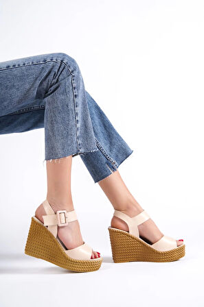 PERLA Tokalı Lastikli Dolgu Topuklu Ortopedik Taban Hasır Görünümlü Kadın Sandalet CKT - Ten