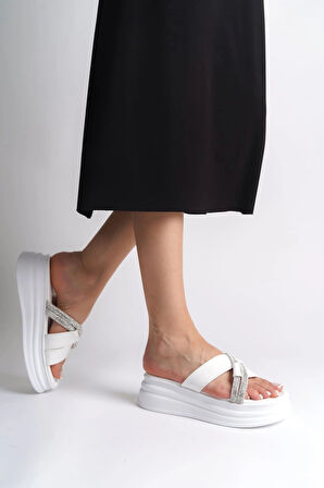 RUBY Düz Topuklu Taşlı Çapraz Şeritli Kalın ve Ortopedik Taban Kadın Terlik  CBT - Beyaz