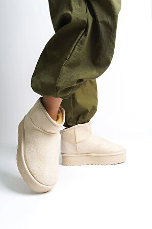 AMELIA Bağcıksız Düz ve Kalın Taban İçi Kürklü Kısa Süet Kadın Bot  SKT - Krem